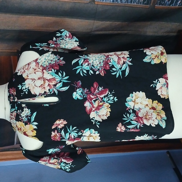 Lilly black cold shoulder blouse size small - Picture 13 of 16